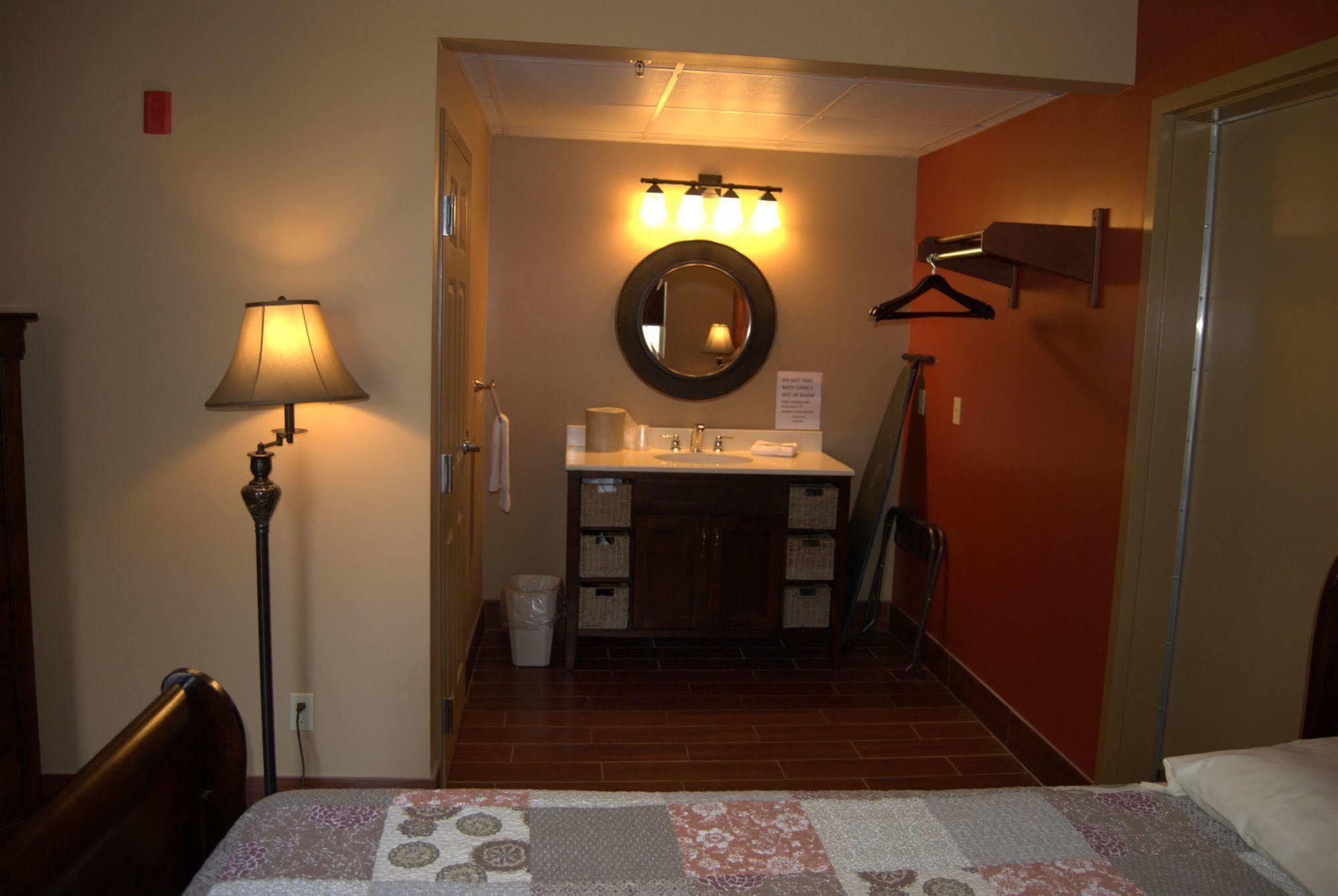 Put-In-Bay Victory Station Hotel Buitenkant foto